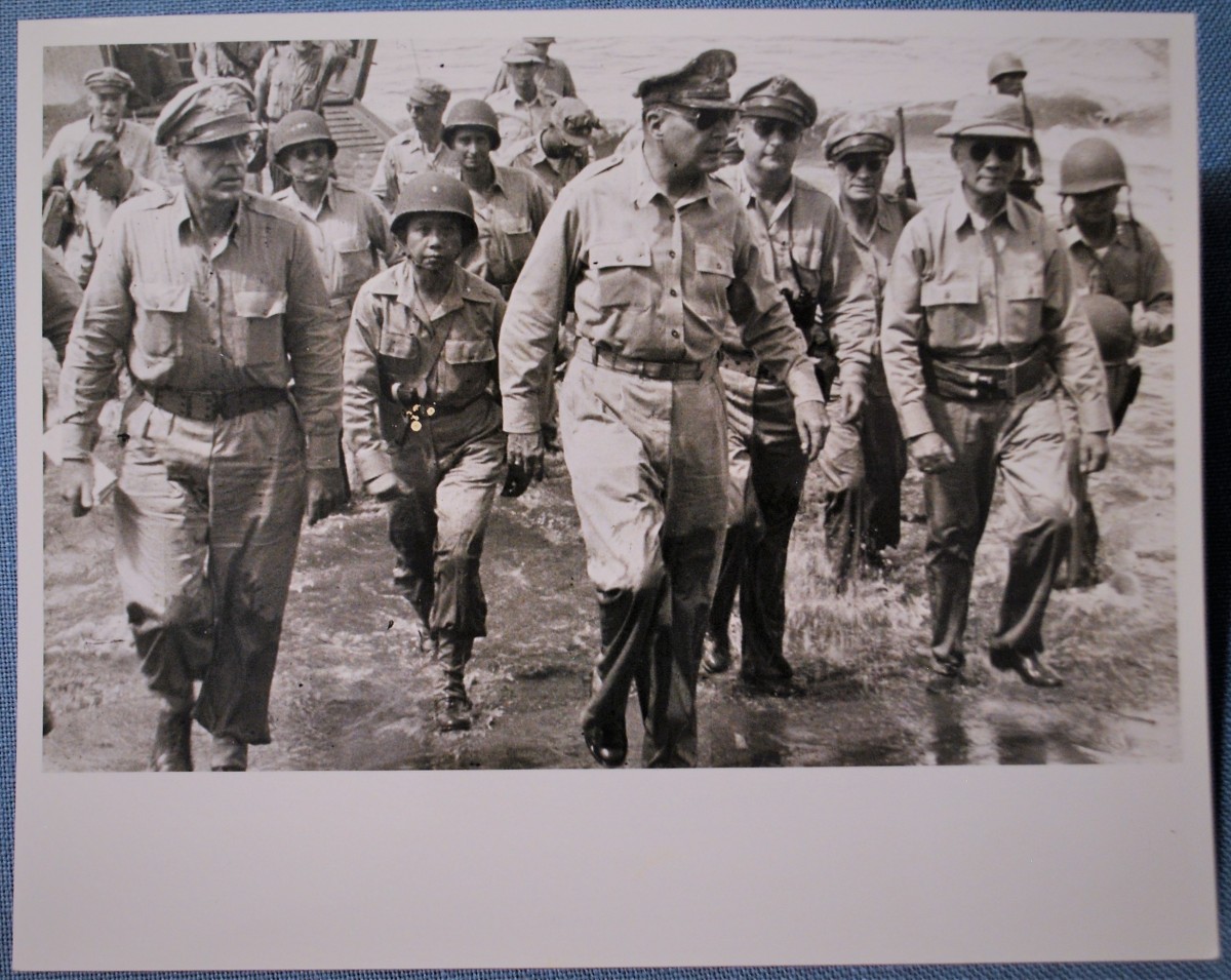 General Douglas MacArthur beachhead Leyte Island 8"x 10 World War II 2 Photo 450 